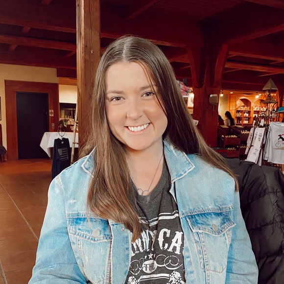 Profile Picture of Haley Crabtree (@haleycrabtree05) on Poshmark