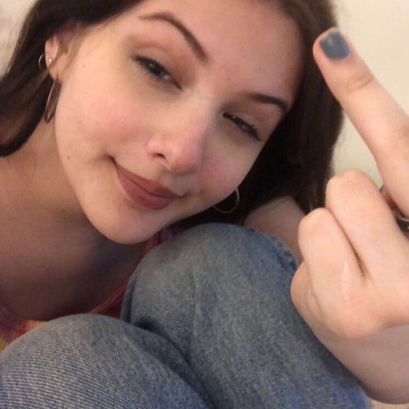 Profile Picture of Olivia Eggen (@oliviaeggen) on Poshmark