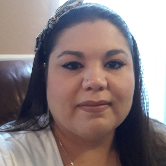 Profile Picture of Debra Dewalt (@dgarza1978) on Poshmark