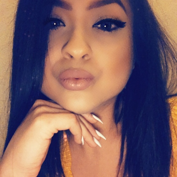 Profile Picture of Leslie Rorosas (@leslie2106) on Poshmark