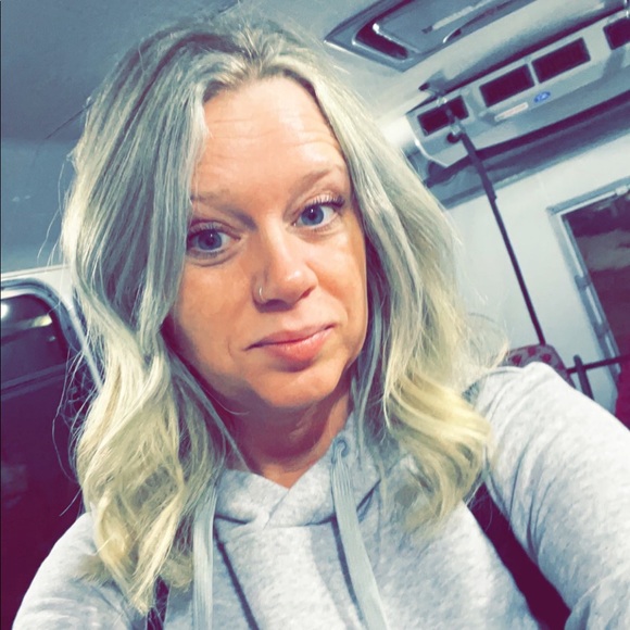 Profile Picture of Cristen Mercer (@misscristen) on Poshmark