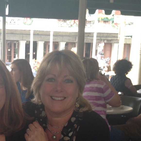 Profile Picture of Paula Keally (@paulakrn) on Poshmark