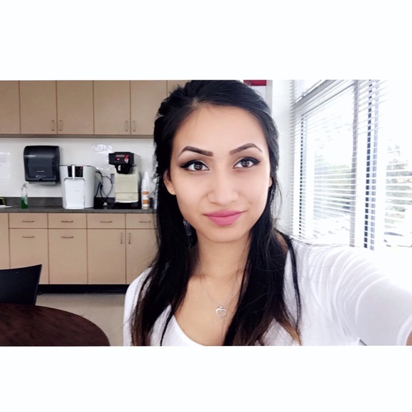 Profile Picture of Gabriela Almengor (@galmengor) on Poshmark