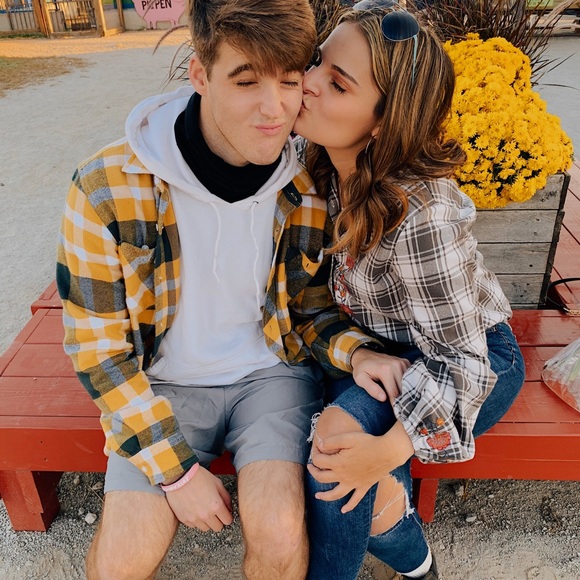 Profile Picture of Emma-lee Buffington (@emmaleebuffy) on Poshmark