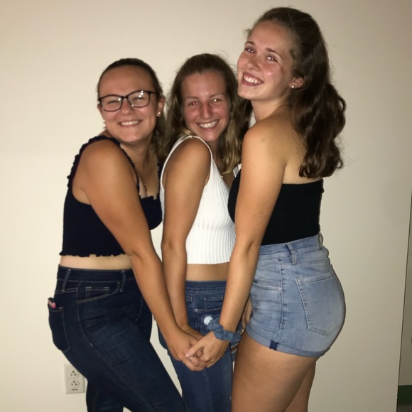 Profile Picture of Alexis Ess (@aress930) on Poshmark