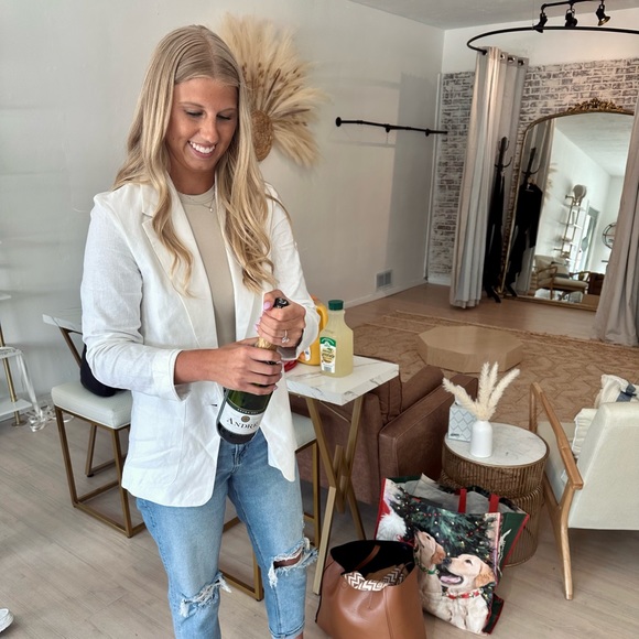 Profile Picture of Alyssa Murawski (@murland) on Poshmark