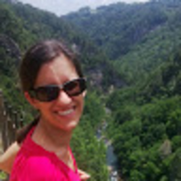 Profile Picture of Sarah Pearce (@pearcese) on Poshmark