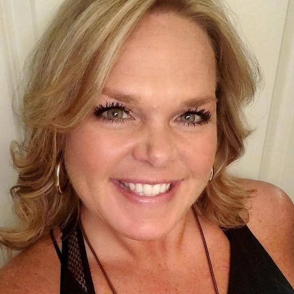 Profile Picture of April Daniel (@stenoquick) on Poshmark