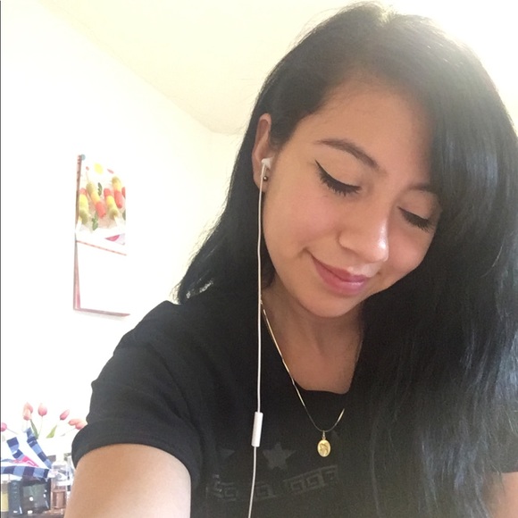 Profile Picture of Briana Navarro (@heyits_bribri) on Poshmark