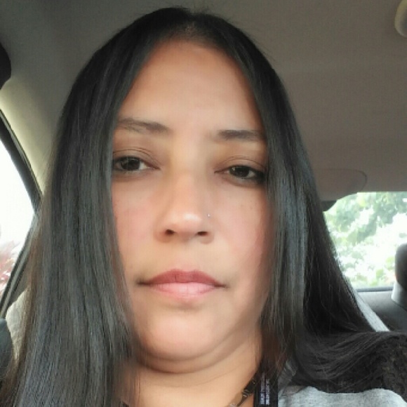 Profile Picture of Angie Guzman (@aguzman33_) on Poshmark