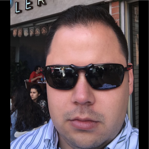 Profile Picture of Sebastian Alzate (@sebastianalz774) on Poshmark