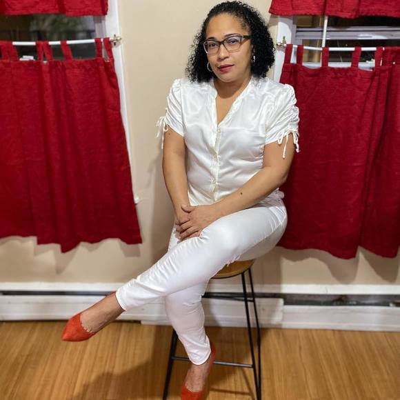 Profile Picture of Yasmin Deschamps (@yasminrosario36) on Poshmark