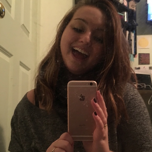 Profile Picture of Clare Holahan (@cdh06427) on Poshmark