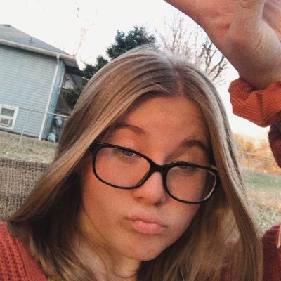 Profile Picture of  🌺 🍯丅ᗩƴᗩ 🌊 ✨ (@RoshchukTaya) on Twitter