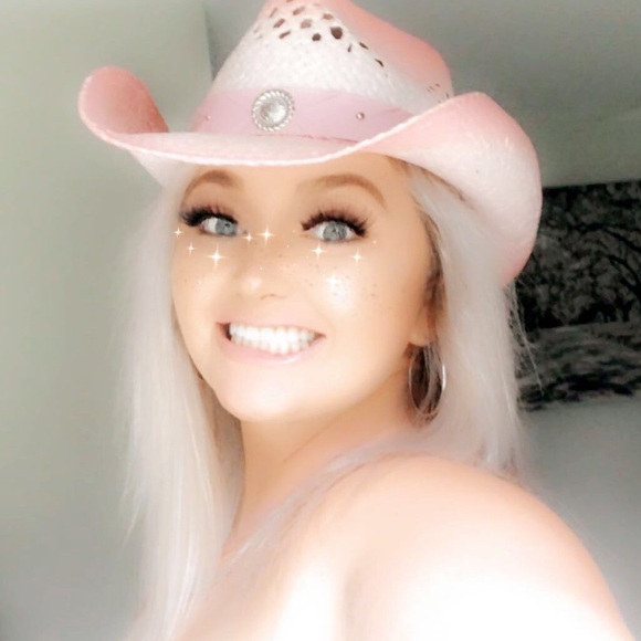 Profile Picture of Kaitlyn Phares (@kaitlyn__phares) on Poshmark