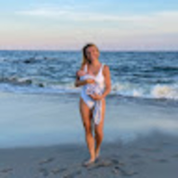 Profile Picture of Lindsay Feibus (@lindsayfeibus) on Poshmark