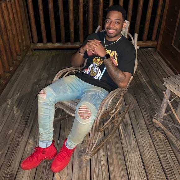 Profile Picture of Avery Miliner (@avenuekickzz) on Poshmark