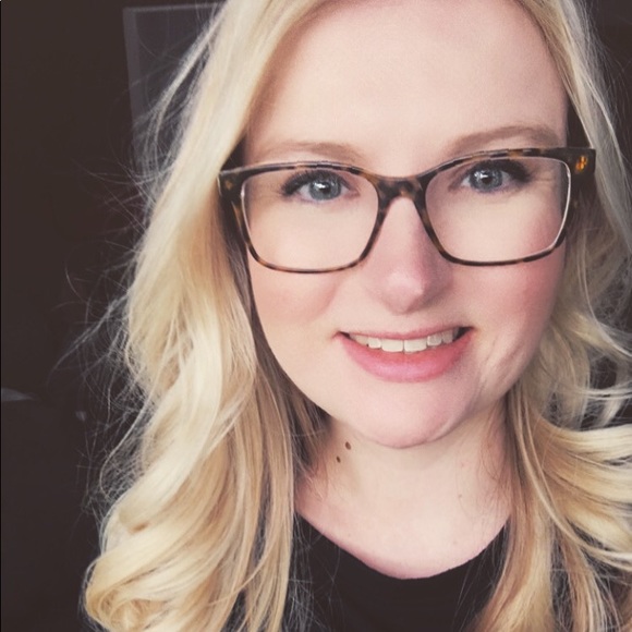 Profile Picture of Alexa Burns (@alexaburns93) on Poshmark