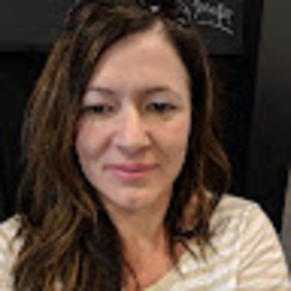 Profile Picture of Ionela Knable (@ionelaknable) on Poshmark