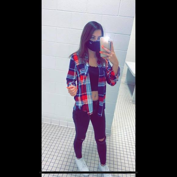 Profile Picture of Hanna Bannister (@hanna_bannister) on Poshmark