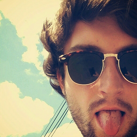 Profile Picture of Logan Pijaszek (@lokeymusic) on Poshmark