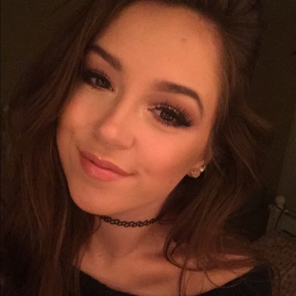 Profile Picture of Ally Woods (@allywoods) on Poshmark