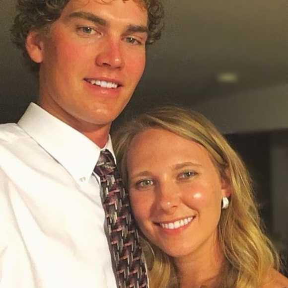 Profile Picture of Kelsey Hoogland (@kelsbrouwer) on Poshmark