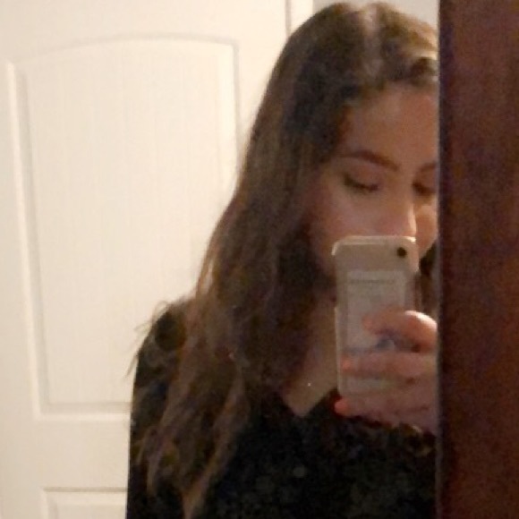 Profile Picture of Natalie Siegler (@nataliesiegler) on Poshmark