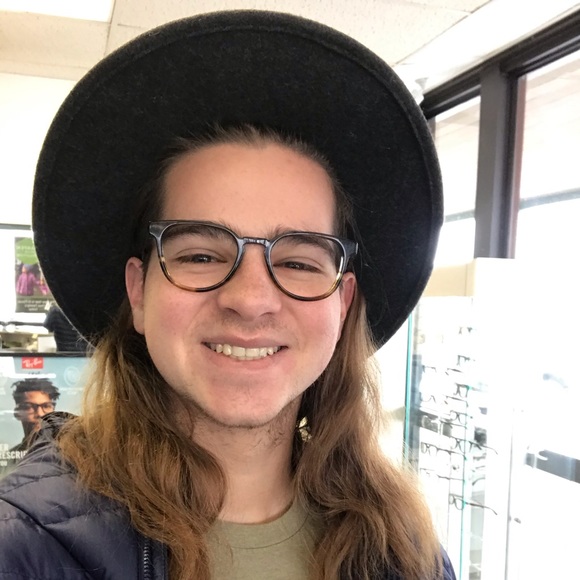 Profile Picture of Luke Arvay (@arvay_luke) on Poshmark