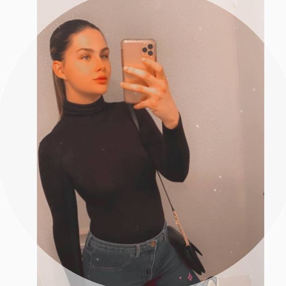 Profile Picture of Bianca Camacho (@biancaaa08) on Poshmark