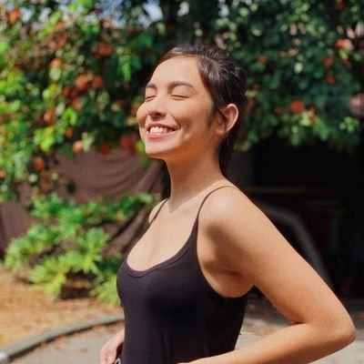 Profile Picture of Olivia Crain (@liviacrain) on Twitter