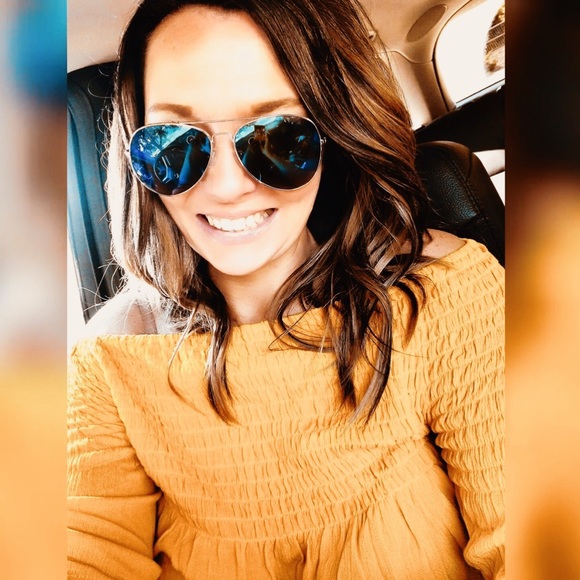 Heather Tomson - Poshmark Profile Picture of Heather Tomson (@heathertomson) on Poshmark