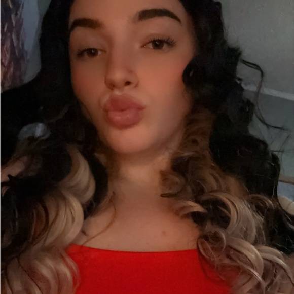 Profile Picture of Katelyn Wallace (@katelynwalla330) on Poshmark
