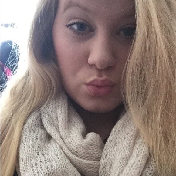 Profile Picture of Danielle Tiller (@danii55) on Poshmark