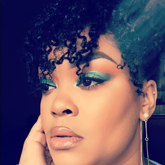 Profile Picture of Tia Patterson (@thecurlymua) on Poshmark