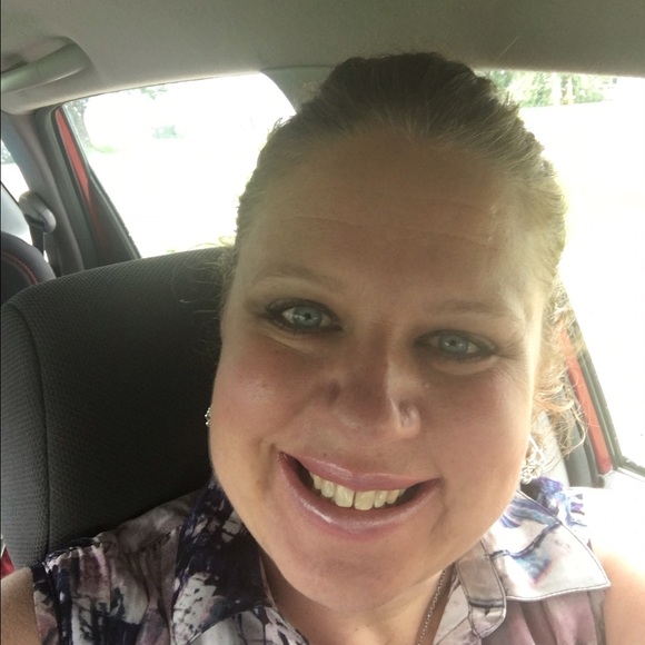 Profile Picture of Kim Rezarch (@krez1972) on Poshmark