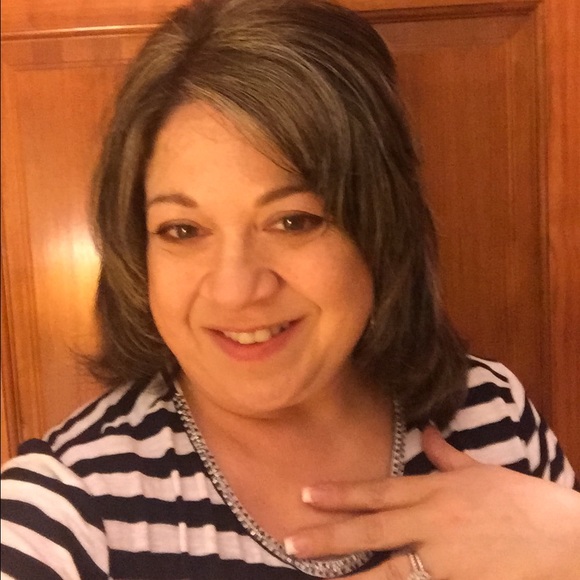 Profile Picture of ! pamela Dixon (@pamendella) on Poshmark