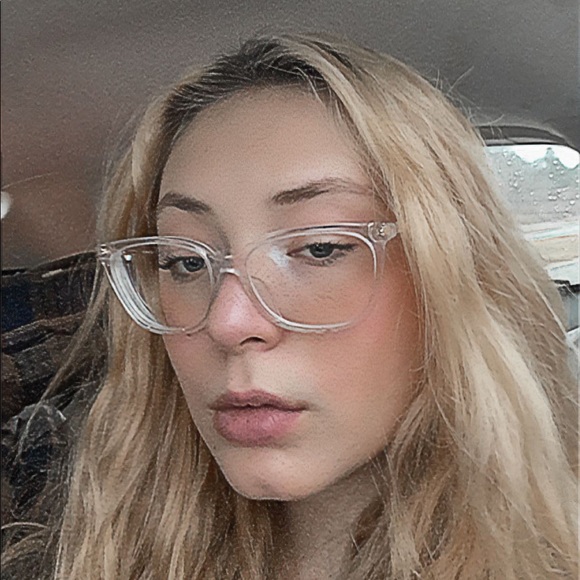 Profile Picture of Amelia Acquarulo (@ameliaacquarulo) on Poshmark