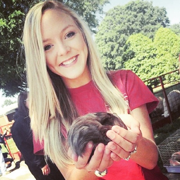 Profile Picture of Hannah Huffman (@hannahhuffyyy) on Poshmark