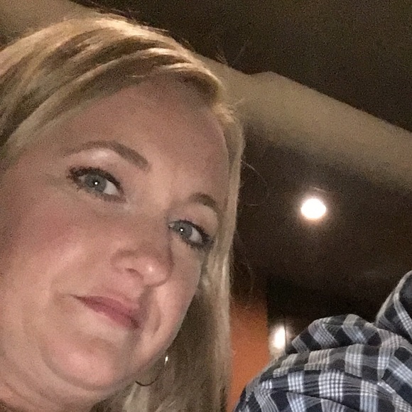 Profile Picture of Jill Kneller (@jknellerpb) on Poshmark