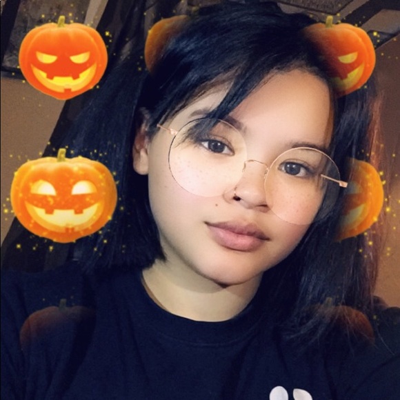 Profile Picture of Veronica Quinene (@veronica165) on Poshmark