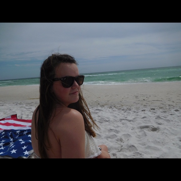 Profile Picture of Claudia Moore (@ctothemoore) on Poshmark