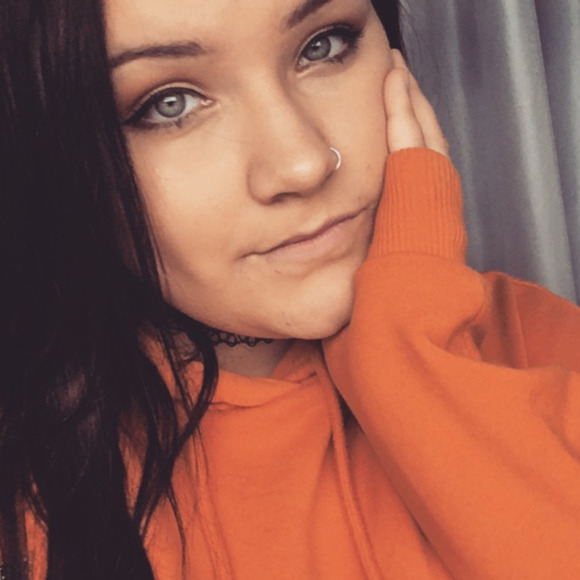 Profile Picture of Stephany Korthals (@stephanymk) on Poshmark