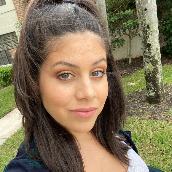 Profile Picture of Cami Valerga (@camidelvillar7) on Poshmark