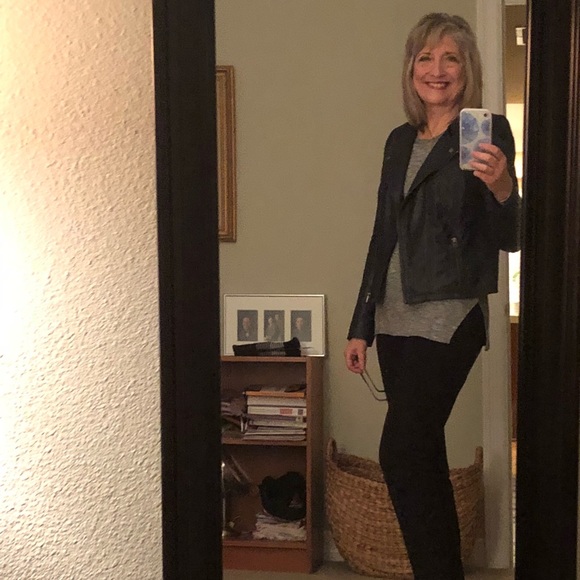 Profile Picture of Nancy Melone (@nanart03) on Poshmark