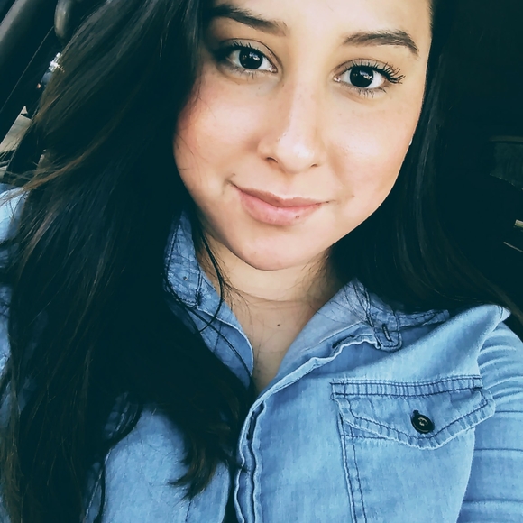 Profile Photo of April Ruiz (@aprilyr00) on Poshmark