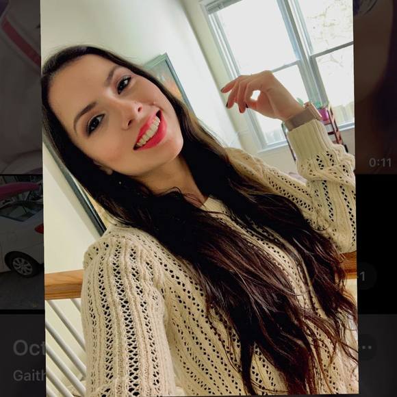 Profile Picture of Daniela Quirama (@daniquirama) on Poshmark