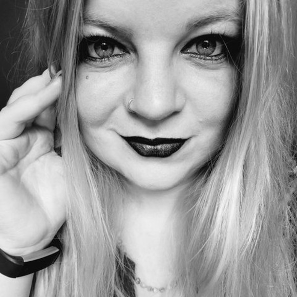 Profile Picture of Amber Longsine (@amberlongsine) on Poshmark