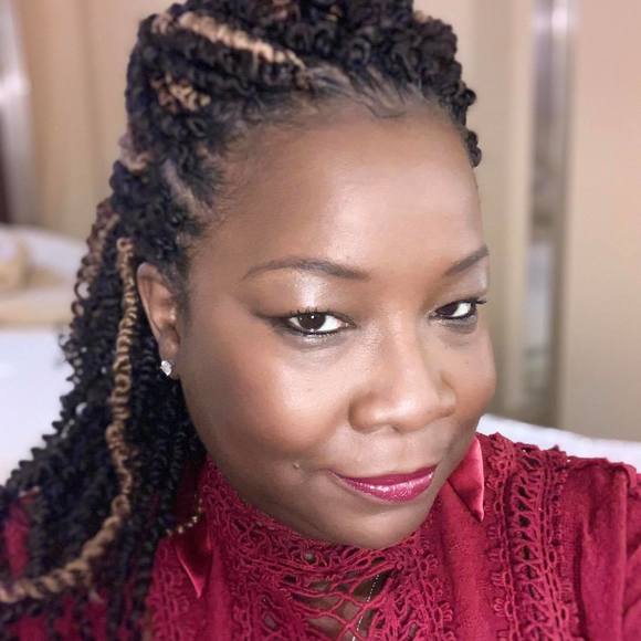 Profile Picture of Robin Linton (@gorobingo) on Poshmark