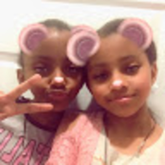 Profile Picture of Sweet Elements (@derynnnervis) on Poshmark